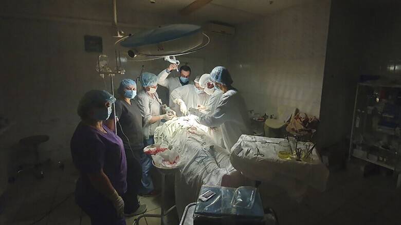 Εικόνες γροθιά στο στομάχι: Ουκρανοί γιατροί χειρουργούν με φακούς