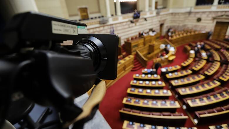 Βουλή: Ένταση και διαξιφισμοί στην Επιτροπή για τις παρακολουθήσεις