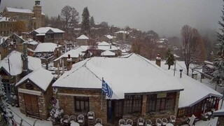 Έπεσαν τα πρώτα χιόνια στην Πάρνηθα - Στα «λευκά» πολλές περιοχές της χώρας