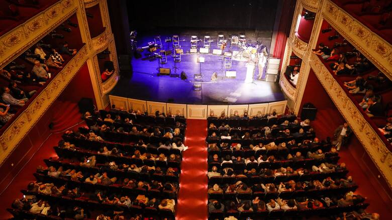 Δημοτικό Θέατρο Πειραιά: Κατέρρευσε μέρος της σκηνής ενώ ήταν σε εξέλιξη πρόβα μαθητών