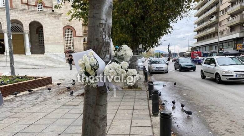 Θεσσαλονίκη: Λουλούδια στο σημείο όπου παρασύρθηκε η 21χρονη φοιτήτρια