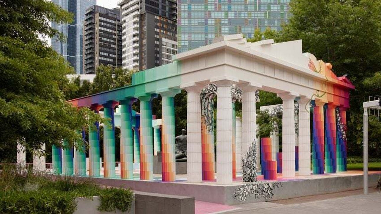 Design: Φόρος τιμής στον Παρθενώνα το πολύχρωμο «Temple of Boom» στη Μελβούρνη