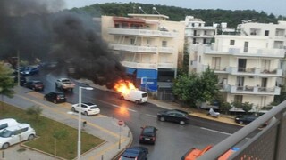 Κρήτη: Στις φλόγες τυλίχτηκε όχημα εν κινήσει (vid)