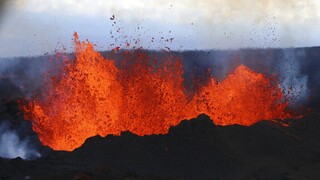 Ηφαίστειο της Χαβάης: Εναέρια πλάνα δείχνουν το Μάουνα Λόα να εκτοξεύει λάβα