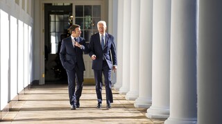 Συνάντηση Μπάιντεν με Μακρόν στον Λευκό Οίκο - Το χέρι στον ώμο και οι διαφορές των δυο πλευρών