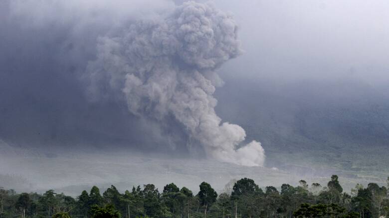 Ινδονησία: Απομακρύνθηκαν 2.000 κάτοικοι στην Ιάβα λόγω έκρηξης ηφαιστείου