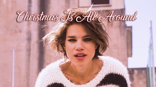 Χριστουγεννιάτικο σινγκλ από την Monika: «Christmas is all around»