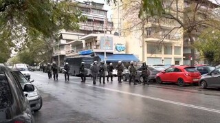 Θεσσαλονίκη: Επεισόδια έξω από το Ιπποκράτειο για τον πυροβολισμό του 16χρονου