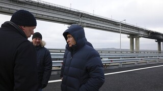Ο Πούτιν επισκέφτηκε την κατεστραμμένη από την έκρηξη γέφυρα της Κριμαίας