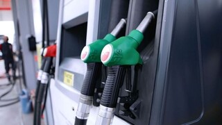 Καύσιμα: Πώς επηρεάζει την τιμή στην αντλία η πτώση στο πετρέλαιο