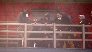 Χαμός στο AEK-Ρέτζιο Εμίλια: Επεισόδια και ξύλο μεταξύ οπαδών πριν από το τζάμπολ