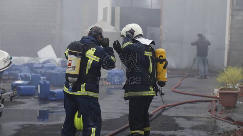 Ασπρόπυργος: Υπό μερικό έλεγχο η φωτιά στο εργοστάσιο πολυεστερικών