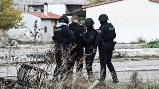 Δυτική Αττική: Εξι συλλήψεις και 15 προσαγωγές Ρομά σε μεγάλη αστυνομική έρευνα σε σπίτια