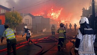 Χιλή: Μάχη με πυρκαγιές που απειλούν κατοικημένες περιοχές