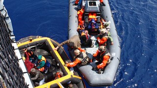 Βρετανία: Τουλάχιστον 3 νεκροί μετανάστες σε ναυάγιο στη Μάγχη – 43 διασώθηκαν