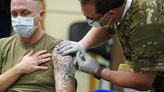 ΗΠΑ: Το Κογκρέσο καταργεί την υποχρέωση των στρατιωτικών να εμβολιάζονται κατά του κορωνοϊού