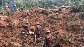 Μαλαισία: Στους 18 οι νεκροί από την κατολίσθηση - Αναζητούν επιζώντες μέσα σε όγκους λάσπης