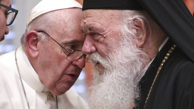 Ο πάπας Φραγκίσκος «δωρίζει» στον Αρχιεπίσκοπο Ιερώνυμο θραύματα του Παρθενώνα