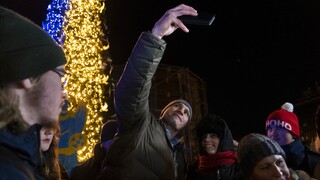 Πόλεμος Ουκρανία: Το Κίεβο φωταγώγησε το Χριστουγεννιάτικο δέντρο