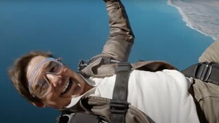 Ο Τομ Κρουζ μάς ευχαριστεί ξανά που είδαμε το Top Gun: Maverick - Πέφτοντας από ένα αεροπλάνο