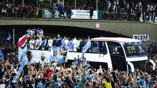 Μπουένος Άιρες: Η «παρέλαση» Μέσι και εθνικής Αργεντινής για την κατάκτηση του Μουντιάλ