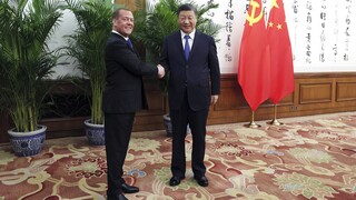 Αιφνιδιαστική επίσκεψη Μεντβέντεφ στην Κίνα: Συνάντηση με τον πρόεδρο Σι