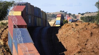 Αριζόνα: Κατεδαφίζεται το τείχος από κοντέινερ στα σύνορα με το Μεξικό