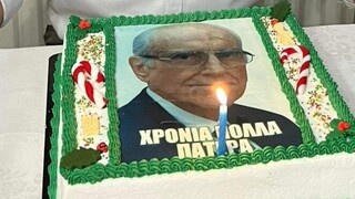 Τρίκαλα: Γιόρτασε τα γενέθλιά του με τούρτα Ανδρέα Παπανδρέου