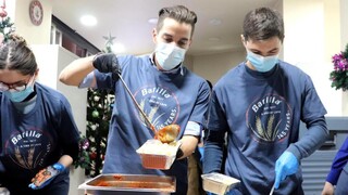 Δήμος Αθηναίων: «Γεύματα αγάπης» για άστεγους και φιλοξενούμενους σε δομές