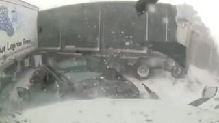 Καναδάς - Συγκλονιστικές εικόνες: Φορτηγό συνθλίβει όχημα σε χιονισμένο αυτοκινητόδρομο στο Οντάριο