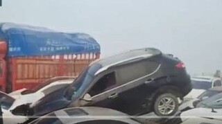 Απίστευτη καραμπόλα 200 οχημάτων στην Κίνα: Ένας νεκρός και ζημιές σε δεκάδες αυτοκίνητα