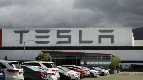 Tesla: Έχασε 720 δισ. δολάρια σε ένα χρόνο - Οι αναλυτές υποβαθμίζουν τη μετοχή