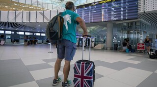 Κορωνοϊός - Βρετανία: Επαναφέρει τα τεστ για τους ταξιδιώτες από την Κίνα