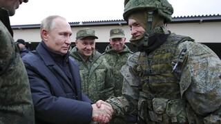 Πούτιν: Τον κατηγορούν ότι ποζάρει με «κομπάρσους» στρατιώτες - Η μυστηριώδης γυναίκα