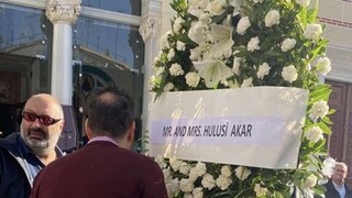 Το στεφάνι του Χουλουσί Ακάρ στην κηδεία της μητέρας του Νίκου Παναγιωτόπουλου