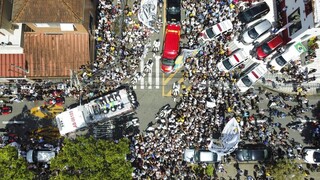 Η κηδεία του Πελέ: Εν μέσω αποθέωσης η πομπή από χιλιάδες Βραζιλιάνους