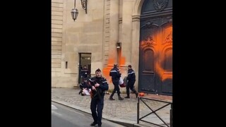 Γαλλία: Ακτιβιστές έβαψαν με πορτοκαλί μπογιά την πόρτα του πρωθυπουργικού μεγάρου