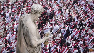 Βατικανό: Κατάμεστη η πλατεία του Αγίου Πέτρου για την κηδεία του πρώην πάπα Βενέδικτου