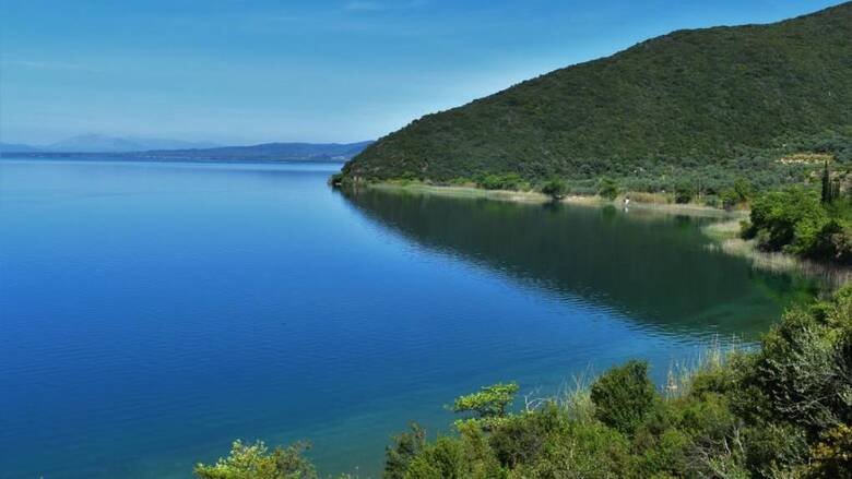Τριχωνίδα: Η γαλάζια λίμνη με τα σπάνια είδη και η αναπτυξιακή προοπτική της περιοχής