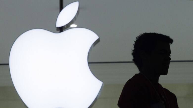 Apple: «Ψαλίδι» 40% στις αποδοχές του Τιμ Κουκ το 2023