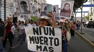 Πολιτική κρίση στο Περού: Aρνείται να παραιτηθεί η Μπολουάρτε παρά τις διαδηλώσεις στη χώρα