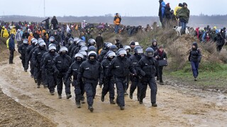 Γερμανία: Εκκενώθηκε χωριό κατειλημμένο από ακτιβιστές για να εμποδίσουν επέκταση λιγνιτωρυχείου