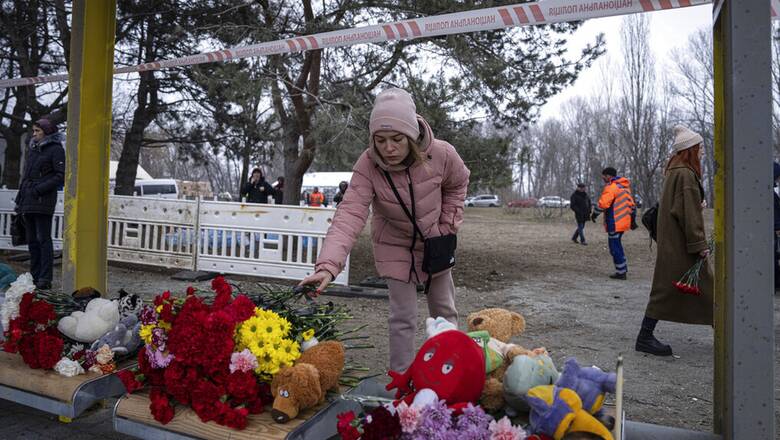 Μόσχα: Λουλούδια για τα θύματα της Ντνίπρο αφήνονται σε μνημείο ουκρανής ποιήτριας