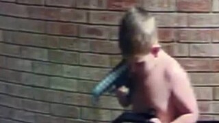 Απίστευτο βίντεο: Κάμερα ασφαλείας συνέλαβε νήπιο να παίζει με όπλο – Τραβούσε τη σκανδάλη