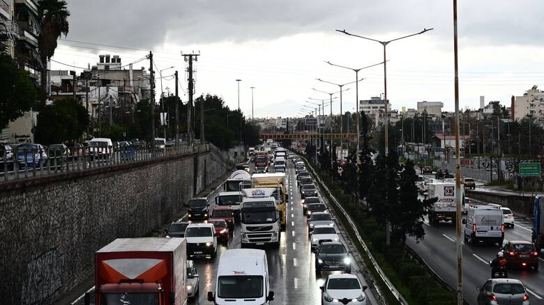 Κίνηση στους δρόμους: Αυξημένη η κυκλοφορία λόγω βροχής - Ποιοι δρόμοι είναι απροσπέλαστοι