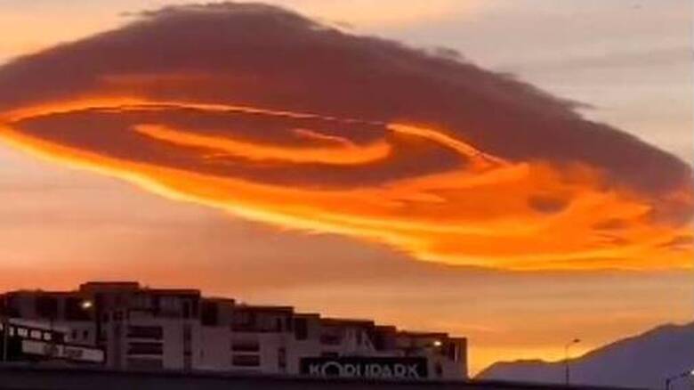 Εντυπωσιακές εικόνες από την Προύσα: Σύννεφο που μοιάζει με UFO αιωρείται στον ουρανό