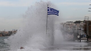 Απίστευτες εικόνες στην Τήνο: Καραβοδέτες παλεύουν μάταια με τα κύματα για να δέσουν πλοίο