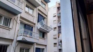 Καλλιθέα: Μπαλκόνι ξενοδοχείου αποκολλήθηκε και κρέμεται στον αέρα