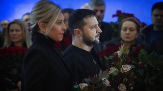 Ζελένσκι: Δακρυσμένος στην κηδεία των νεκρών από την συντριβή του ελικοπτέρου
