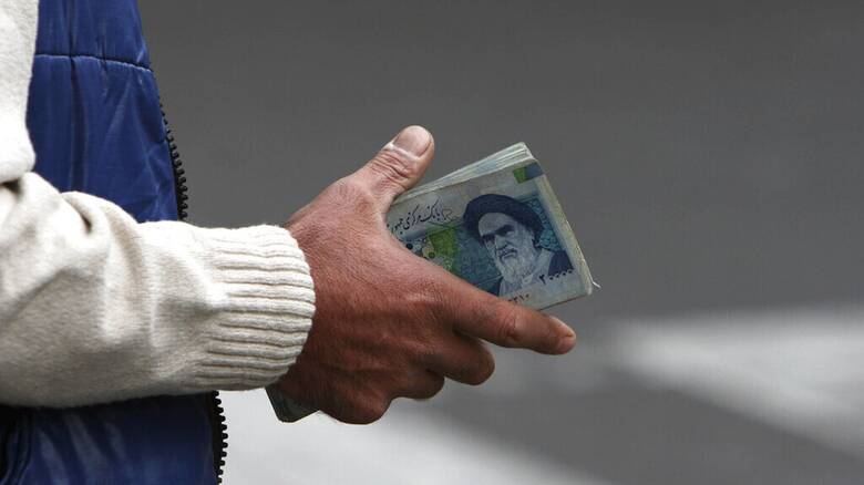 Ιράν: Σε νέα ελεύθερη πτώση το ριάλ, εθνικό νόμισμα της χώρας